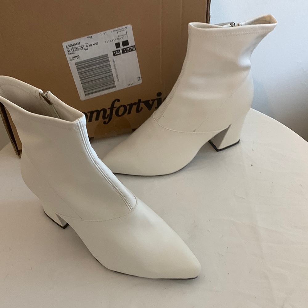 Comfort view Bootie in Off-White